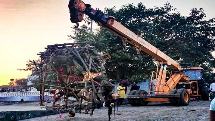 Howrah Municipal Corporation  hired an agency to remove the structure from the water