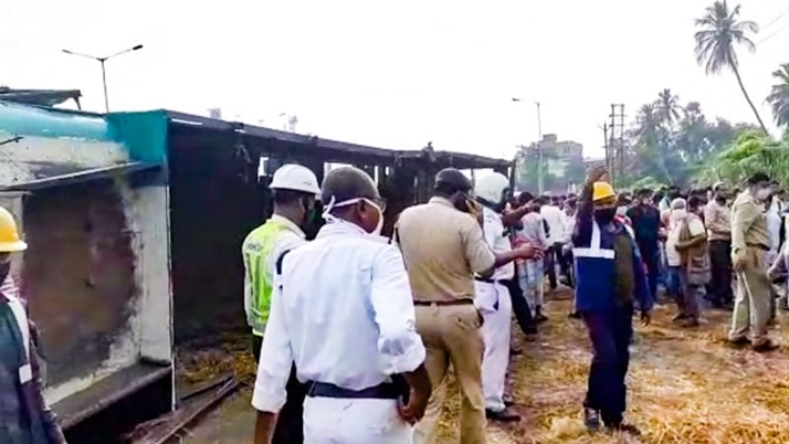 In Dhulagarh, a lorry carrying cattle overturned, killing 1 and injuring many