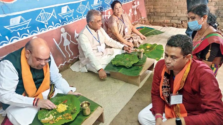 Lunch in a peasant family Amit Shah, playing banana leaves