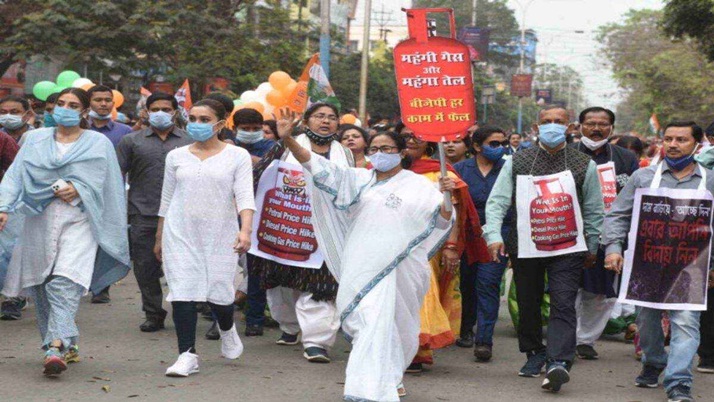 Mamata attacked the center on the streets of Siliguri