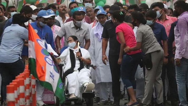 Mamata's Road show in Burdwan with candles in protest of Shitalkuchi-Kand