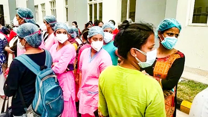 The nurses of Balitikuri ovid Hospital protested against the unhealthy environment
