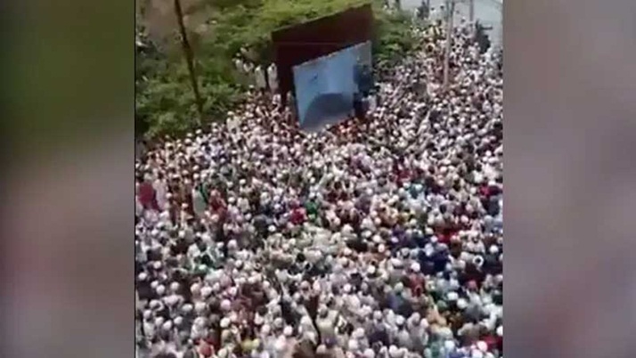 Crowds overflow at the funeral of a Muslim cleric in Uttar Pradesh