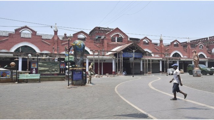 Deserted look on the first morning of the lockdown to break the chain of corona