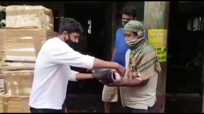 Popular Bengali actor is selling fish under the pressure of the Family moneytory situation