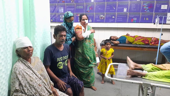 6 people including 4 women were injured in a collision in Galsi with a broken bamboo platform