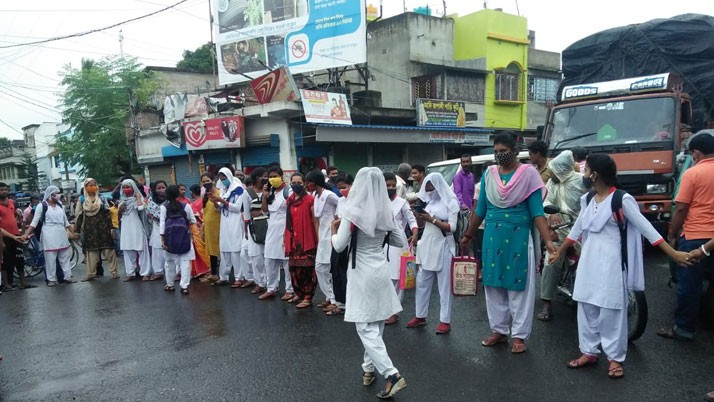 Road blockade in Kalna, protests throw students out of high school