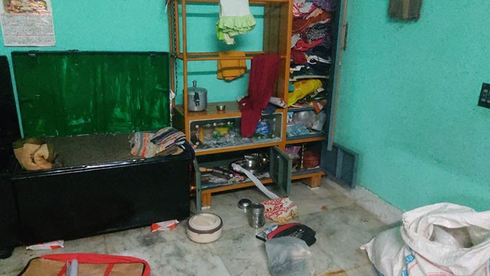 He broke the lock of the house of the army jawan and stole everything