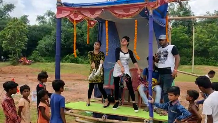 Controversy has been created over the cheerleaders dancing on the field by playing DJ on the khela hobe dibas