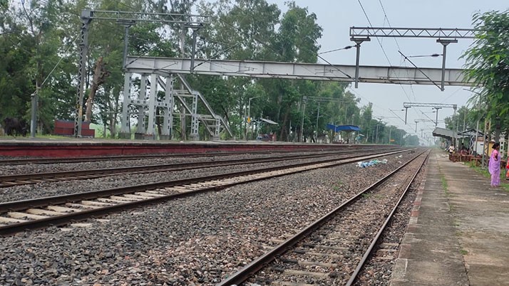 Construction of foot overbridge at Nawada Dhal station is stalled, commuters in trouble