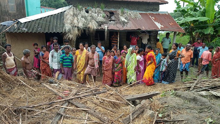 One death and two injuries were crushed under the walls of the mud house