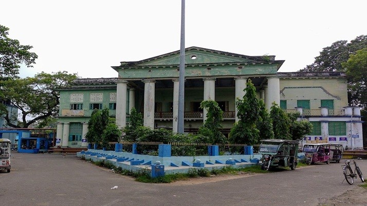 Uttarpara State General Hospital: Patient screams in the sewer outside the hospital!