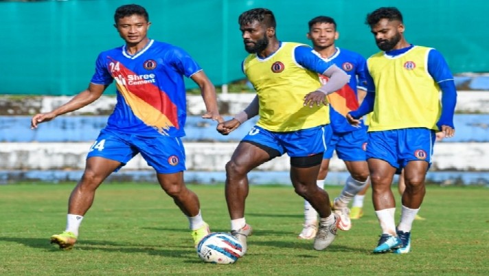 Which team favourite in ISL Derby?