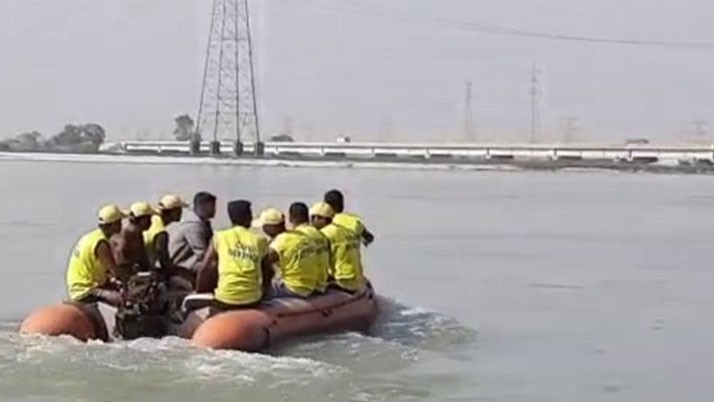 Jump into the river from the bridge during the video call! Searching for a young man in Teesta