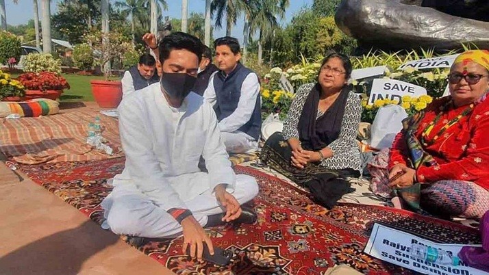 Parliament-Protest: Abhishek Banerjee joins MP's protest