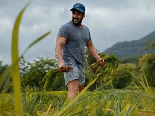 Salman Khan gets beaten by snake