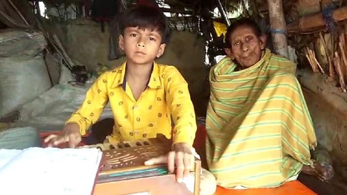 Music lovers fascinated by the melody of the magic song of the small artist of the slum house