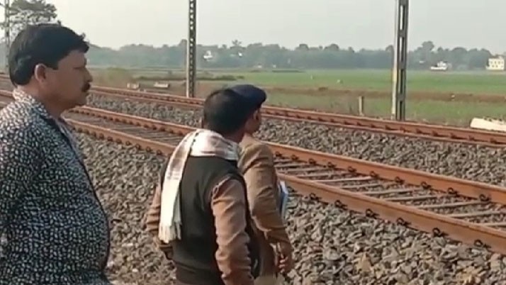 An unidentified woman died after being cut in the train