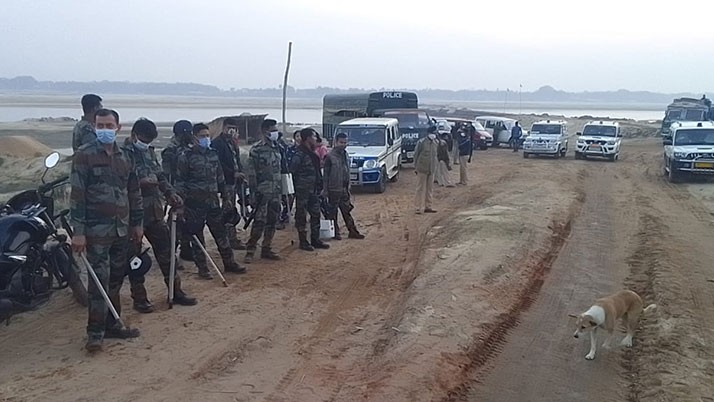 Tensions erupt in Burdwan over illegal sand mining and overloaded vehicles