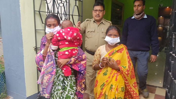 Two lakh rupees missing from bus owner's bag on bus, two arrested women