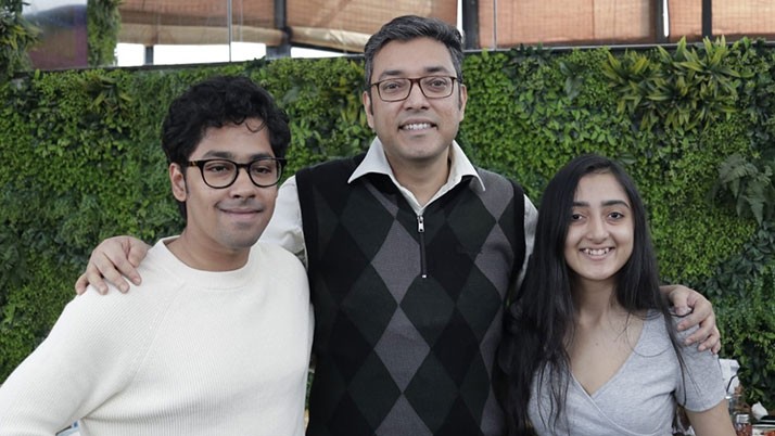 Riddhi & Surangana in Anupam Roy's music video