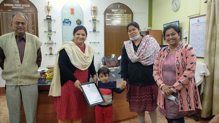 Like the Alipore Zoo, this is the first time that four bird lovers, including a child, have adopted four birds from the Burdwan Ramnabagan Zoo.