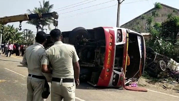 In Burdwan, the bus carrying passengers overturned with a loud noise