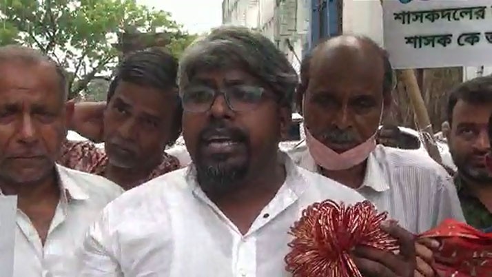 Youth Congress protests with bangles and saris demanding arrest of Trinamool councilor