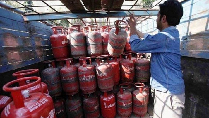 The price of cooking gas has gone up by Rs 50 in one go, raising the concerns of the middle class