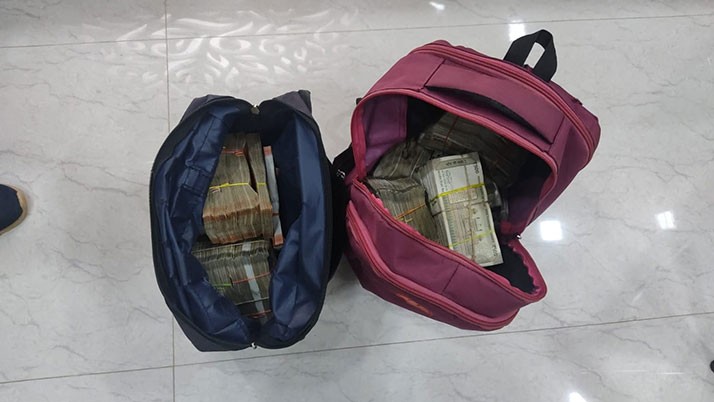 About 60 lakh rupees out of income recovered from the car of the trader in Naka checking