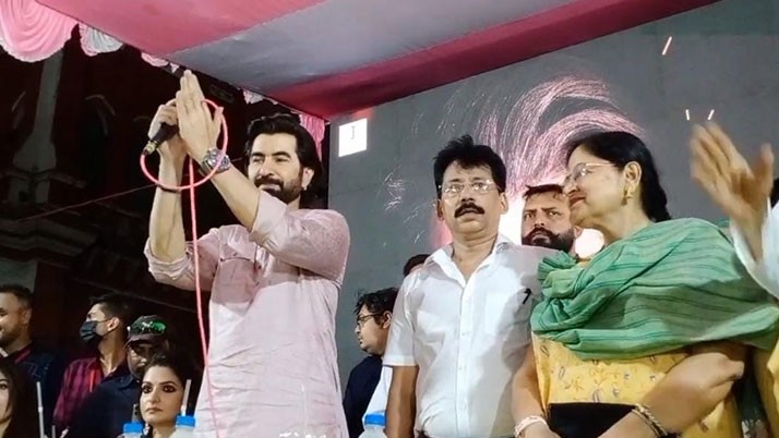 Jeet and mobie crew in Ravana's promotion