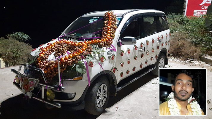 The groom got in the car decorated with cherry fruit, orange and litchi and went to get married