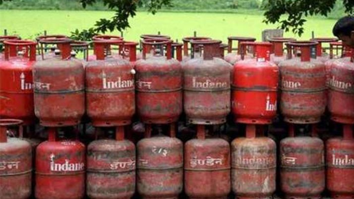 In order to run the household of the common people, the price of cooking gas has gone up again