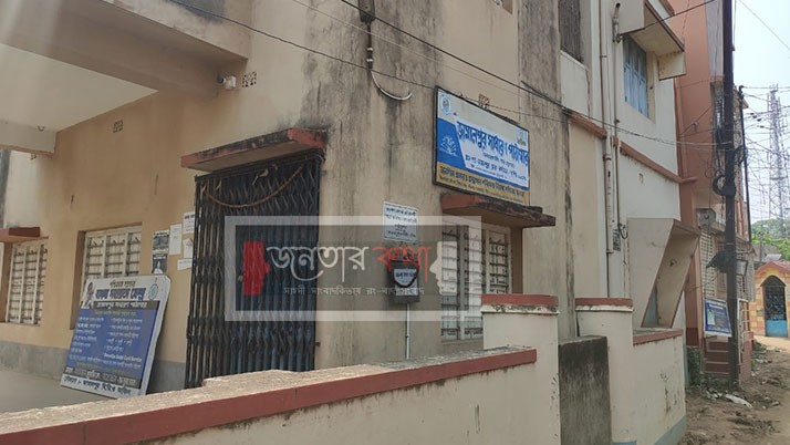 The state was shaken by the news of 490 libraries in the state, including East Burdwan, which were going to be closed due to shortage of staff.