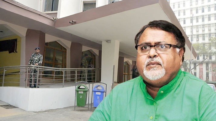 The court directed the former education minister to appear at the Nizam's Palace by 6 pm today