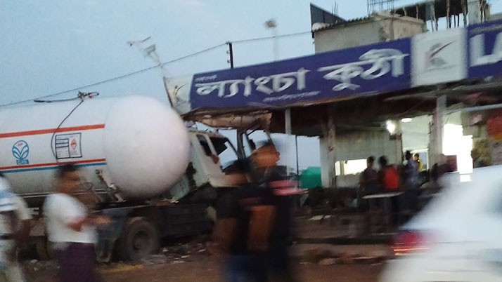 On the national road, the gas-laden tanker lost control and crashed into a launcher shop