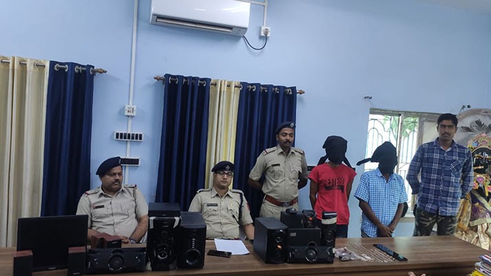 Two tainted miscreants were carrying out criminal activities in the guise of slum dwellers.