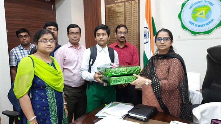 East Burdwan District Magistrate Priyanka Singla felicitates Raunak
