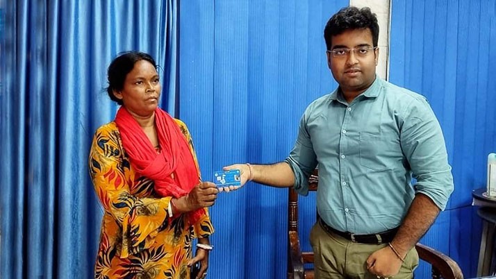 The human face belongs to the government official, the accident victim to protect from mutilation