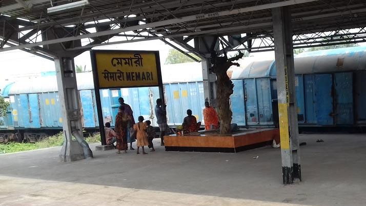 In two separate accidents, 2 people, including a teacher, died after being hit by a train