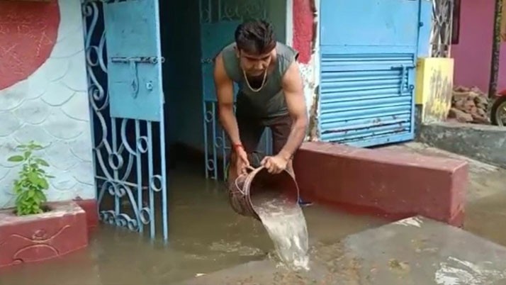 Continuous rain grinding, water inside the house