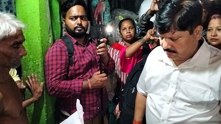 MP Arjun Singh has given financial help to the families of those who drowned in the Ganges in Jagaddal
