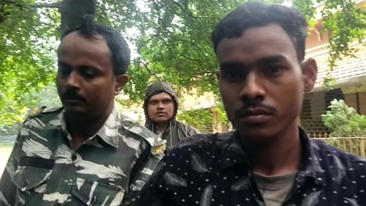 Nayabad police arrested wood smuggler, confiscated pickup van full of wood