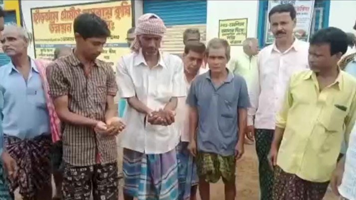 Cooperatives locked in East Burdwan on charges of selling fake fertilizers