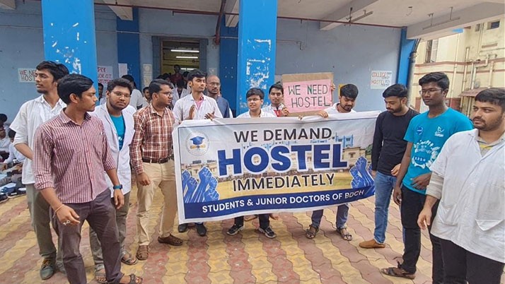 A deadlock in Burdwan's dental college since Monday