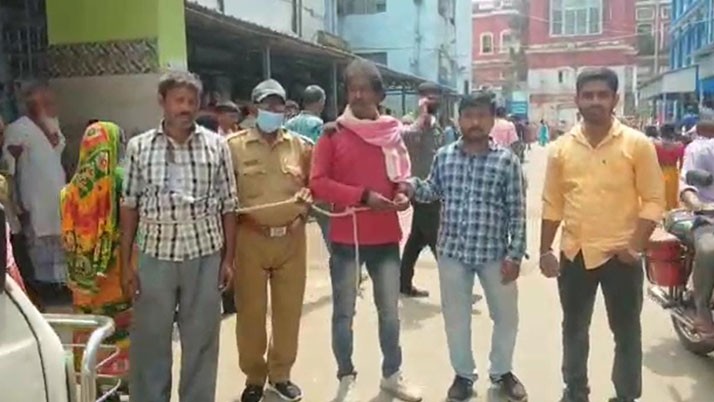 Police arrested two traffickers with hundreds of birds