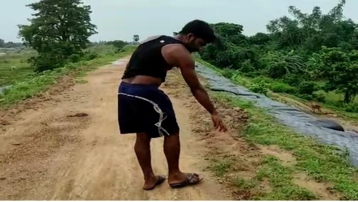 Crack in Ajay dam, the residents of Santla, Budhra, Dhukura of Aushgram are spending their days in fear.