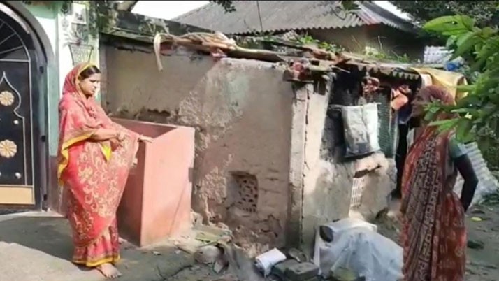 The tension in the clan conflict led to the vandalism of houses