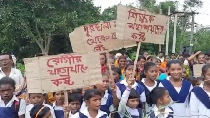 Locals including school students participated in the bad road protest in Burdwan