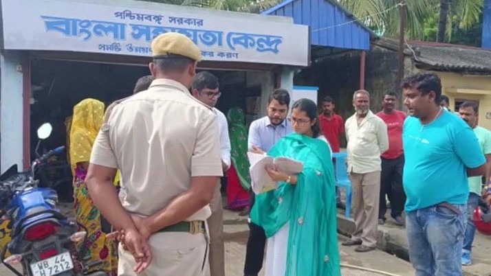 East Burdwan District Magistrate Priyanka Singhal visited Hatat Panchayat